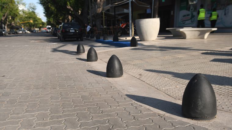 En las esquinas hay bancos y la calle quedó al mismo nivel que las veredas. En las esquinas hay bancos y la calle quedó al mismo nivel que las veredas.