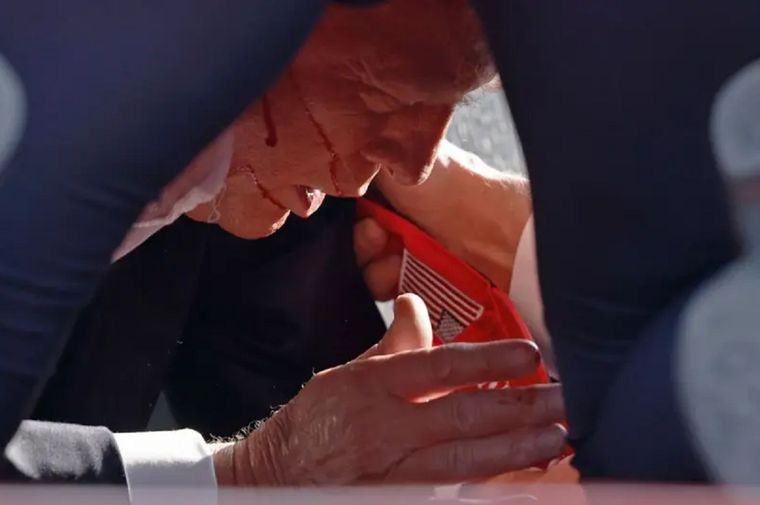 Donald Trump con la cara ensangrentada. Foto: BBC MUNDO/GETTY IMAGES