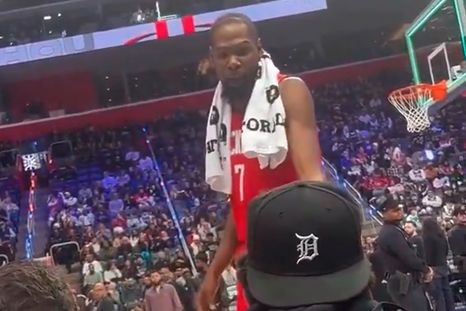 Kevin Durant estalló contra un fanático de los Pistons. Kevin Durant estalló contra un fanático de los Pistons.
