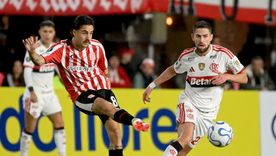 Neves, de Estudiantes, y Jorginho, del Mengao. El Pincha y Flamengo protagonizaron un gran partido en el estadio UNO.