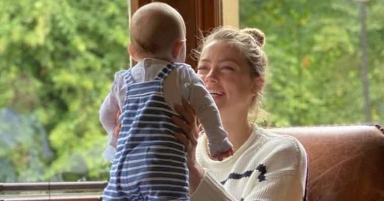 Foto: https://notifarandula.club/amber-heard-comparte-foto-con-una-nina-mientras-habla-sobre-los-mejores-6-meses-de-su-vida/
