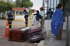La ciudad de Guayaquil enfrenta una crisis por la acumulación de cuerpos sin vida que no han sido retirados de las calles y viviendas.