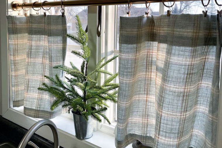 La cortina de cafetería es una buena opción elegante para lograr una discreta privacidad. Foto: etsy.com. La cortina de cafetería es una buena opción elegante para lograr una discreta privacidad. Foto: etsy.com.