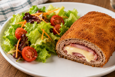 Milanesa rellena de mozzarella y jamón