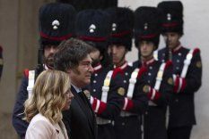 La primera ministra italiana, Giorgia Meloni (i), recibe al presidente argentino, Javier Milei