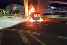 Fuentes policiales indicaron que no se descartan hipótesis, entre ellas una posible pérdida de control por exceso de velocidad, cansancio del conductor o una falla mecánica.