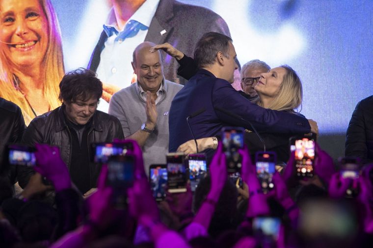 Manuel Adorni celebra junto a Karina y Javier Milei. Foto: EFE
