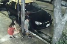 La mujer dejó atado al perrito en un poste y se fue corriendo del lugar La mujer dejó atado al perrito en un poste y se fue corriendo del lugar