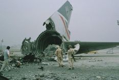 Después de que desembarcaron los pasajeros y la tripulación, el avión fue destruido en la pista. Foto: COLIN DAVEY/GETTY IMAGES Foto: COLIN DAVEY/GETTY IMAGES