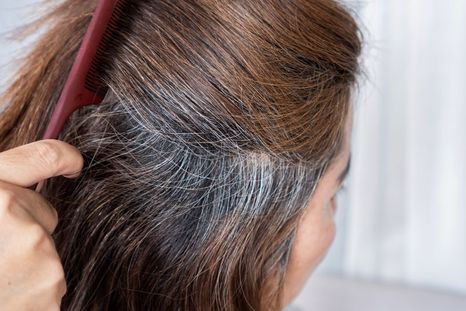Hay algunos factores que favorecen la aparición de las canas. Foto: Canva Hay algunos factores que favorecen la aparición de las canas. Foto: Canva