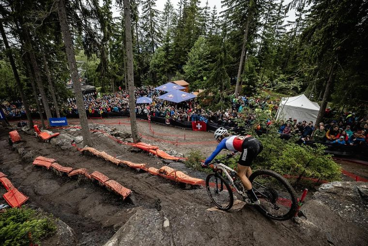 Loana Lecomte cayó en la prueba de cross country. Foto: @loanalecomte