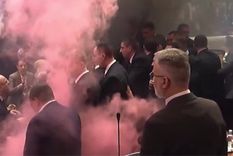 Ataque con bombas de humo y heridos en el Parlamento de Serbia Foto: Captura de pantalla Ataque con bombas de humo y heridos en el Parlamento de Serbia Foto: Captura de pantalla
