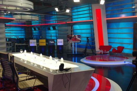 Los conductores fueron sorprendidos en pleno estudio. Foto: Twitter/ @CronicaTV. Los conductores fueron sorprendidos en pleno estudio. Foto: Twitter/ @CronicaTV.