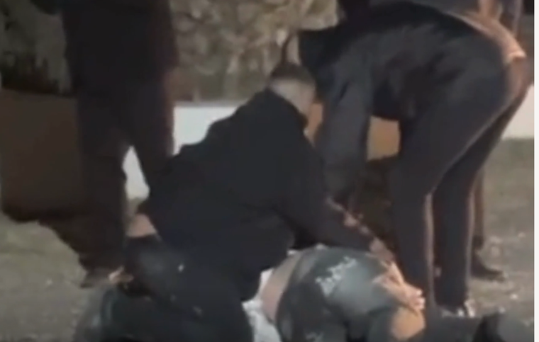 El momento en que los guardias tenían retenido al joven en las afueras del salón Desert.&nbsp;