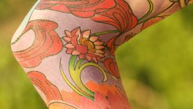 ¿Por qué la tinta roja genera más reacciones?