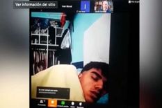 El alumno duerme en su cama mientras el profesor explica