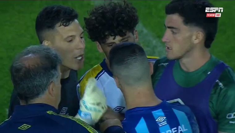 Servio y Carrera, tras el pitazo final en Tucumán. Foto: Captura