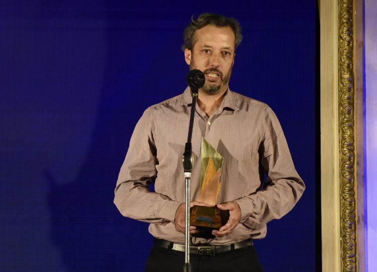 Pablo Icardi recibió el premio que obtuvo MDZ. Foto: Foto: Juan Mateo Aberastain/MDZ