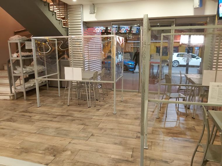 Las peceras montadas en el local de comidas para ciudar el distanciamiento social.