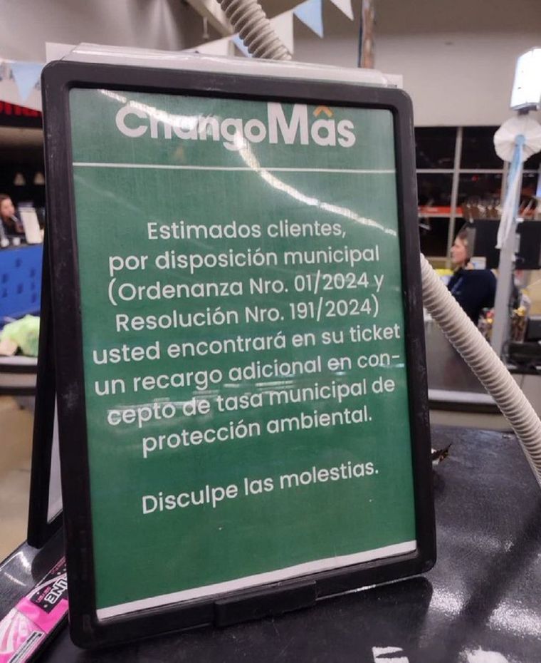 Hipérmercado alerta a sus clientes por el pago adicional de una tasa municipal Foto: X de Manuel Adorni