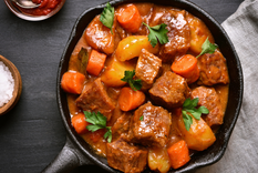 Delicioso goulash húngaro: ingredientes y preparación Foto: Shutterstock