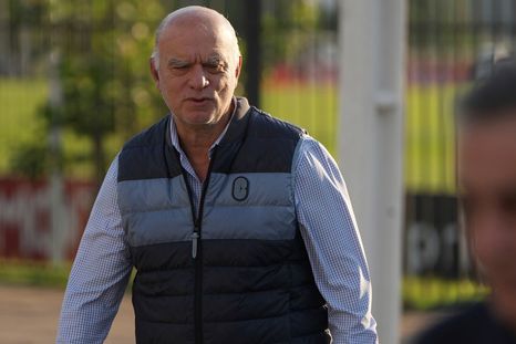 Néstor Grindetti volvió al país tras la audiencia en Conmebol por los incidentes en Independiente-Universidad de Chile. Néstor Grindetti volvió al país tras la audiencia en Conmebol por los incidentes en Independiente-Universidad de Chile.