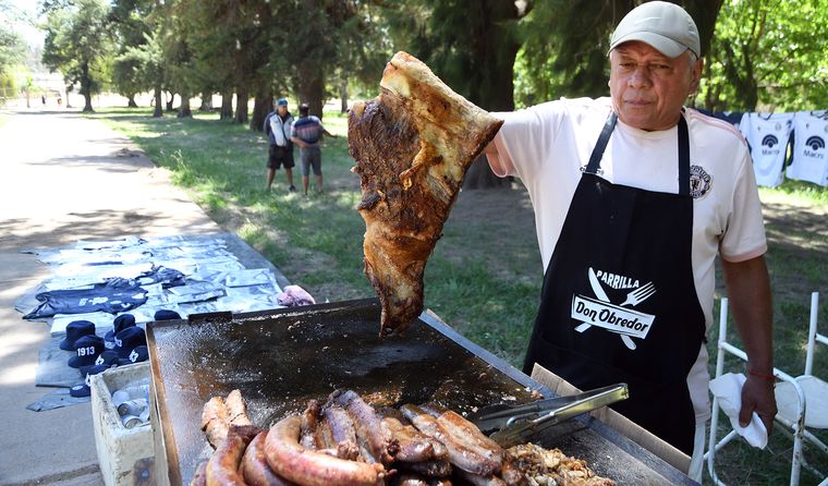 La espera de los hinchas en los alrededores del estadio pudo acompañarse de la clásica comida de cancha. La espera de los hinchas en los alrededores del estadio pudo acompañarse de la clásica comida de cancha.