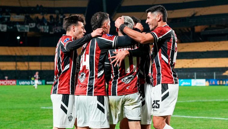 Central Córdoba se floreó ante Central Córdoba.