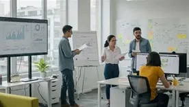 Las pymes no necesitan disfrazarse de corporación ni copiar modelos ajenos, pero sí tiene que escuchar al cliente y mantener en el foco de la atención. Las pymes no necesitan disfrazarse de corporación ni copiar modelos ajenos, pero sí tiene que escuchar al cliente y mantener en el foco de la atención.