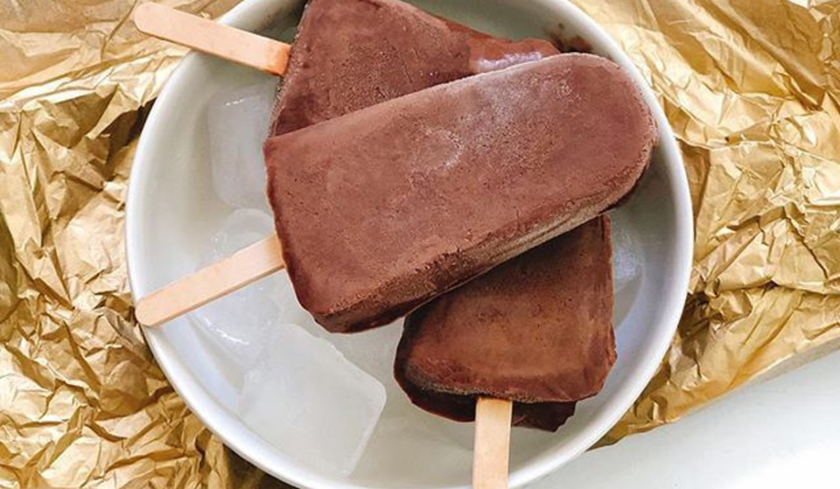 El chocolate usado en la receta de paleta de helado libera endorfinas, generando sensación de bienestar y alegría. El chocolate usado en la receta de paleta de helado libera endorfinas, generando sensación de bienestar y alegría.