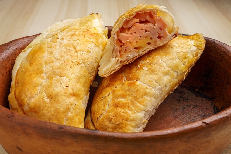 Aunque parece moderna, la receta de empanadas de jamón y queso tiene décadas de tradición en cocinas familiares y panaderías. Aunque parece moderna, la receta de empanadas de jamón y queso tiene décadas de tradición en cocinas familiares y panaderías.