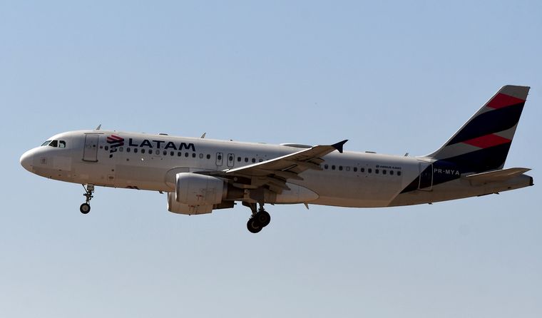 avion latam airbus 320 en vuelo