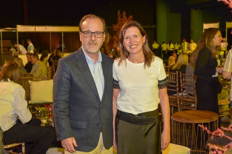 Carlos Aguinaga y su esposa. Carlos Aguinaga y su esposa.