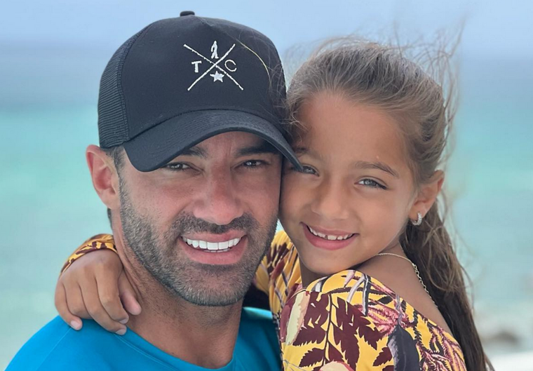 Toni Costa se comprometió con Evelyn Beltrán.