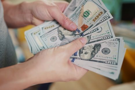 A horas de la cadena nacional de Javier Milei, el dólar oficial rompió el techo de la banda cambiaria