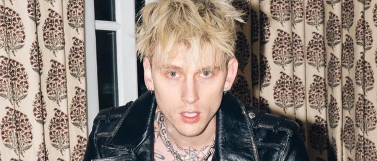 Machina Gun Kelly deslumbró con un estilo muy particular Foto: Instagram @machinegunkelly