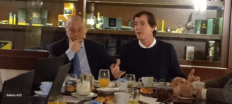 Jorge Sorabilla (izq) y Luciano Galfione, la primera línea de la Fundación ProTejer desnudó la agenda prioritaria del sector textil e indumentaria. Jorge Sorabilla (izq) y Luciano Galfione, la primera línea de la Fundación ProTejer desnudó la agenda prioritaria del sector textil e indumentaria.