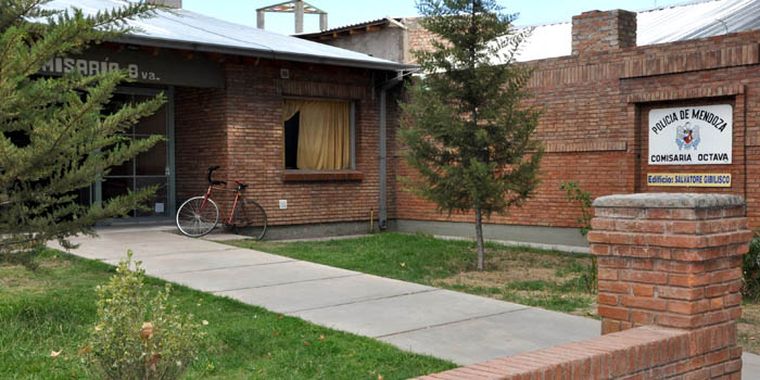 La Coisaría 8va., donde alojaron al joven descontrolado. Foto: Archivo/Mediamza.com