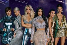 Así pasaron Año Nuevo las Kardashian-Jenner Kris y Kylie Jenner, Khloé, Kim, Kourtney Kardashian y Kendall Jenner. Foto: Parade Así pasaron Año Nuevo las Kardashian-Jenner Kris y Kylie Jenner, Khloé, Kim, Kourtney Kardashian y Kendall Jenner. Foto: Parade