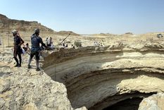 El grupo de espeleólogos se dispone a bajar. Foto: Afp.