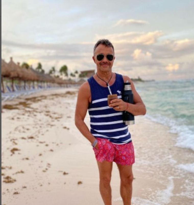 El periodista descansa en Playa del Carmen