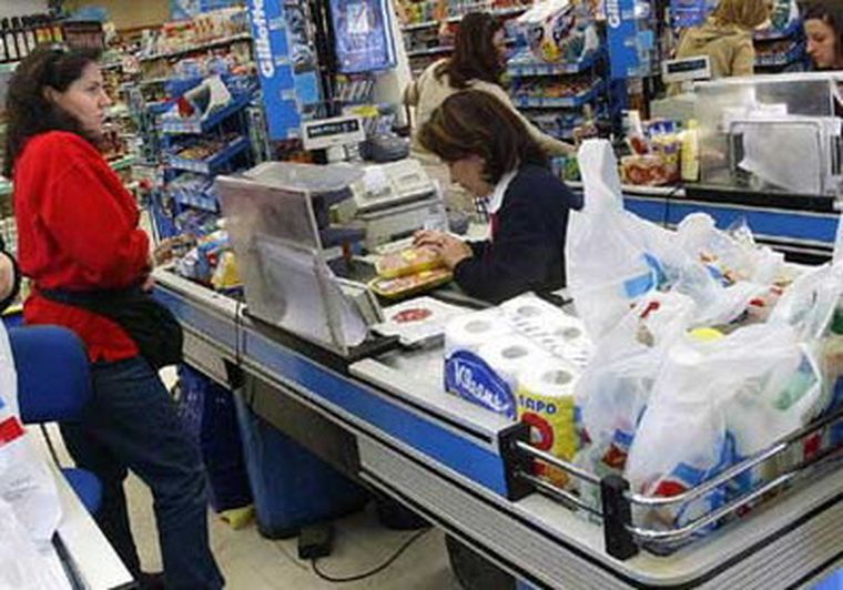 La gente se limita al comprar productos de limpieza, de tocador y hasta algunos comestibles. Foto: web