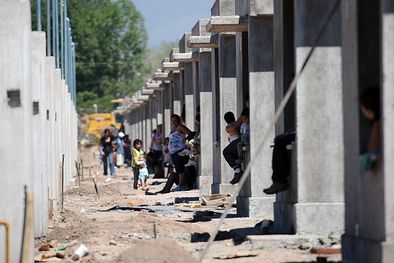 MDZol | La gente okupó las casas. Foto: Nacho Gaffuri / MDZ