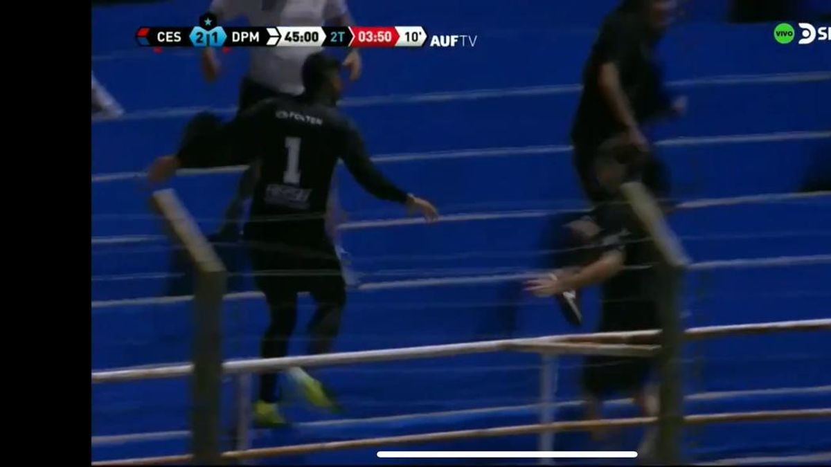 Locura en el fútbol uruguayo: echaron a un arquero ¡y se metió a la popular a pelear a un hincha rival!