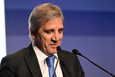 Luis Caputo llamó presidente Menem a Milei por error.