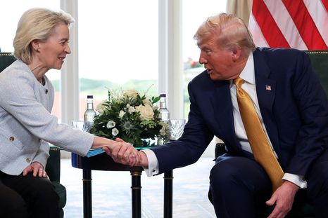La presidenta de la Comisión Europea, Ursula von der Leyen, y el presidente de EE.UU., Donald Trump, sellaron el acuerdo.