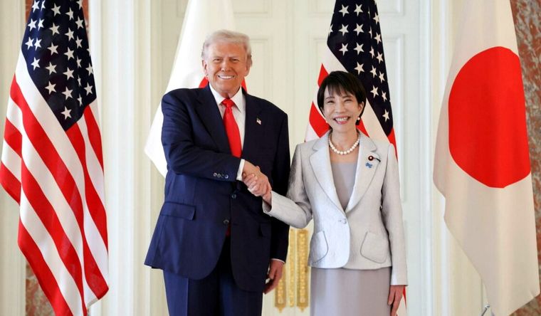 China advirtió a Sanae Takaichi, primera ministra de Japón, quien aquí posa con Donald Trump. Foto Efe China advirtió a Sanae Takaichi, primera ministra de Japón, quien aquí posa con Donald Trump. Foto Efe