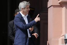 Luis Toto Caputo se cruzó con quienes lo insultaban Foto: NA