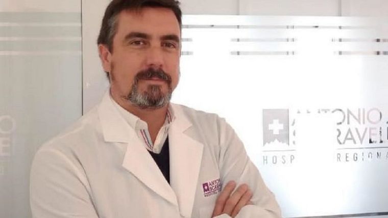Luis López, en su rol de médico