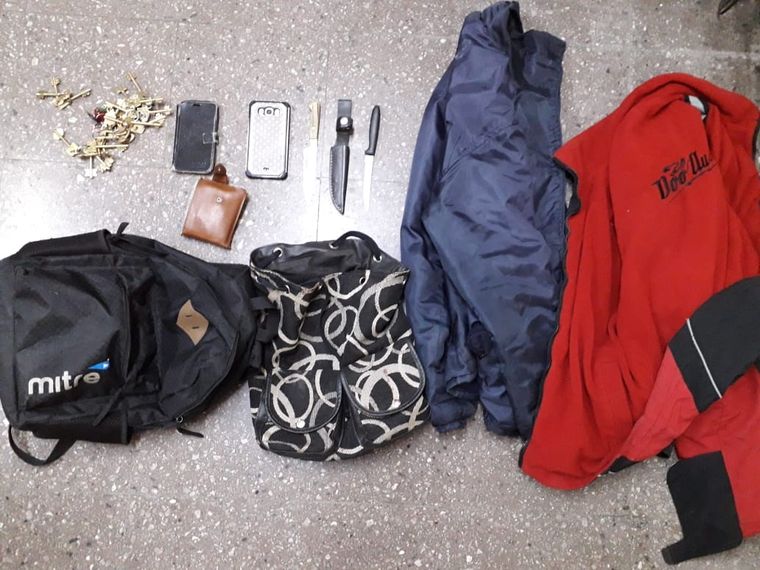 Los elementos encontrados Una campera, celulares y otros objetos hallados por las autoridades.
